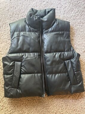 Zara puffer vest size (S) fits like medium